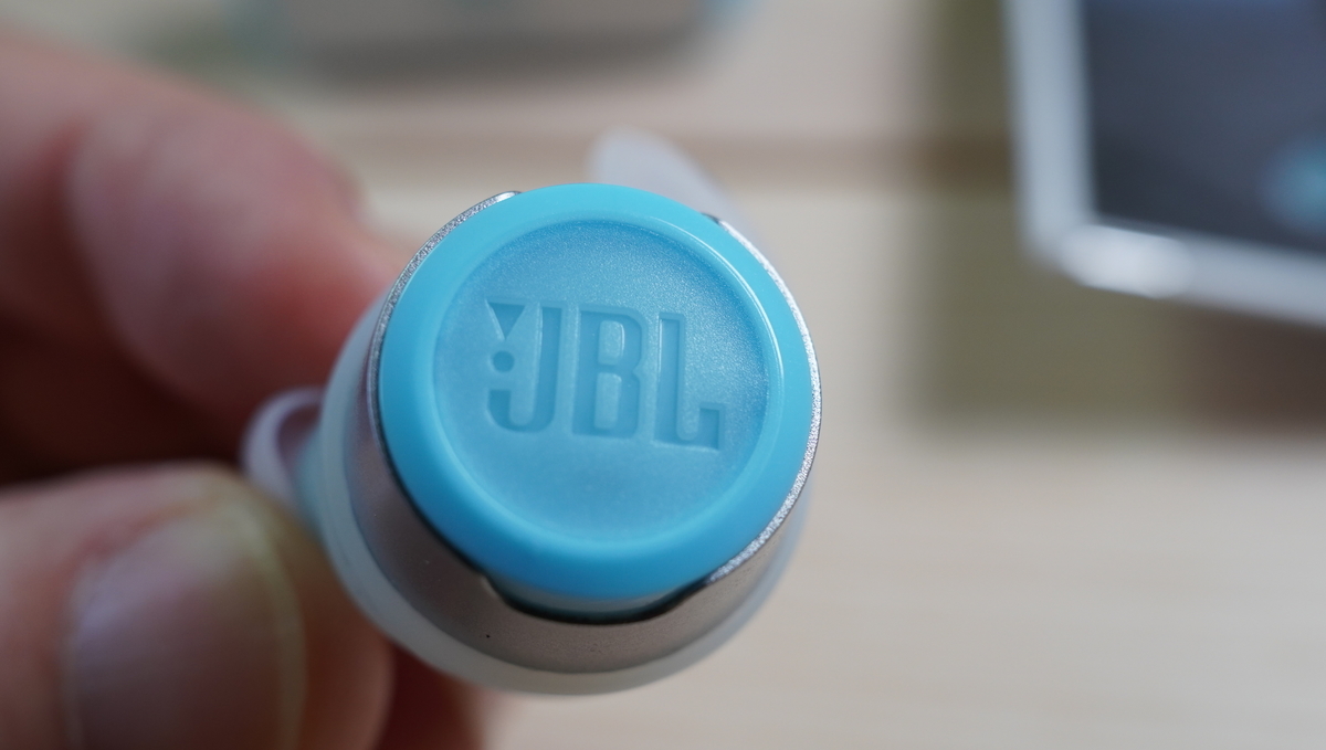 JBL REFLECT FLOW　イヤホン本体　操作ボタン部分